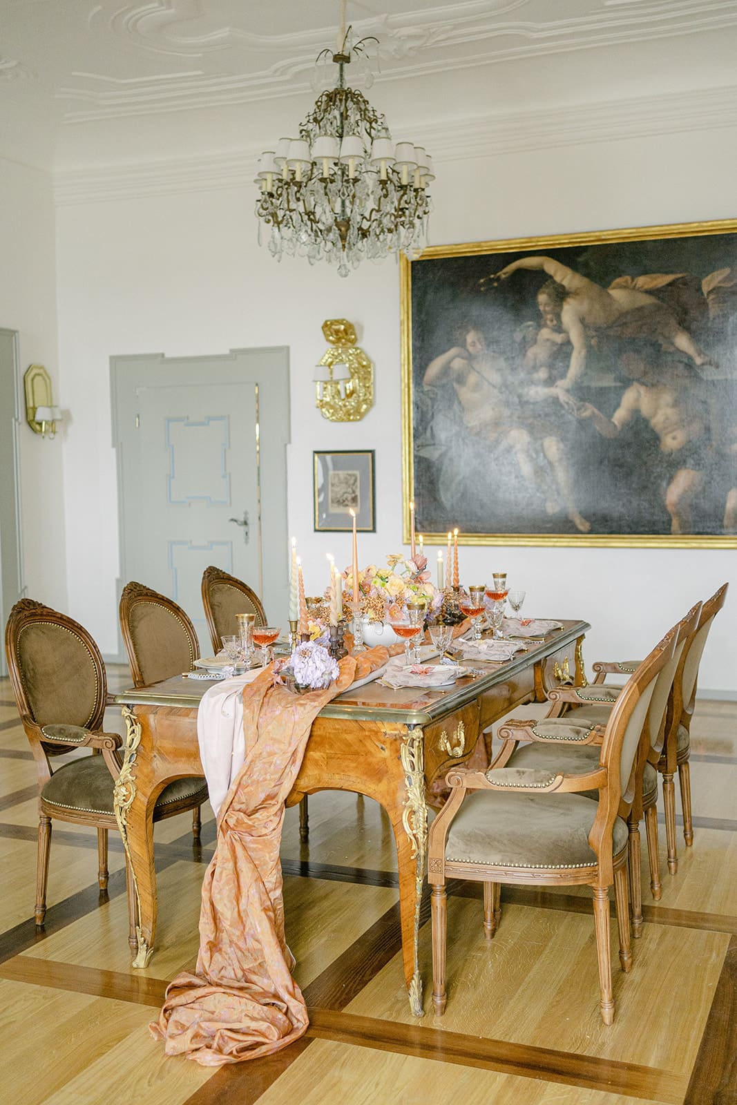 Inspiration für Hochzeitskonzept geschmückter Tisch mit Tischlaeufer, Blumen, Kerzen in altem deutschen Schloss mit Kronleuchter