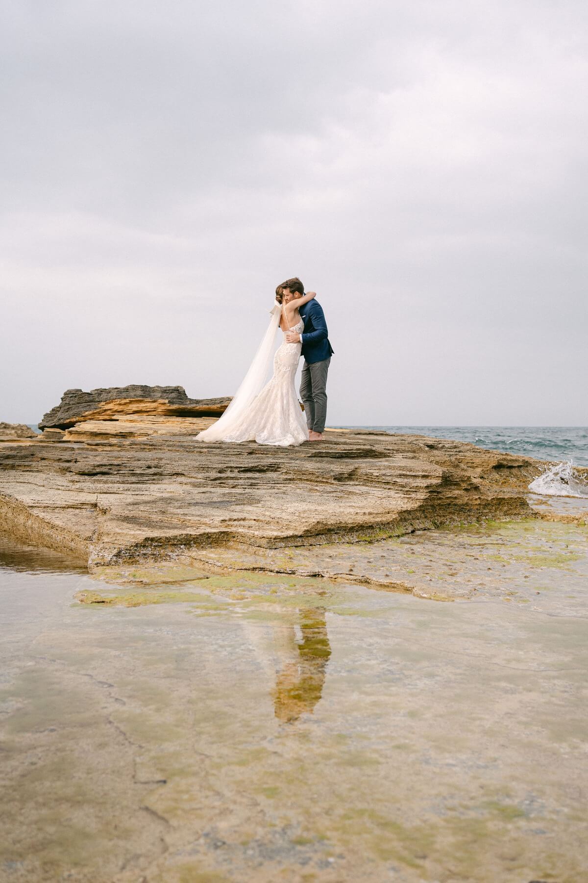 Brautpaar umarmt sich bei Trauung am Meer auf Mallorca