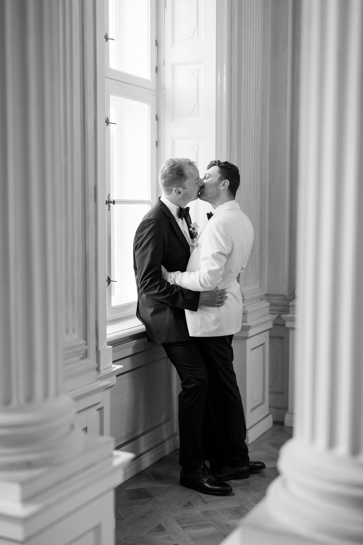Wedding couple kissing at Friedrichsfelde Palace in Berlin