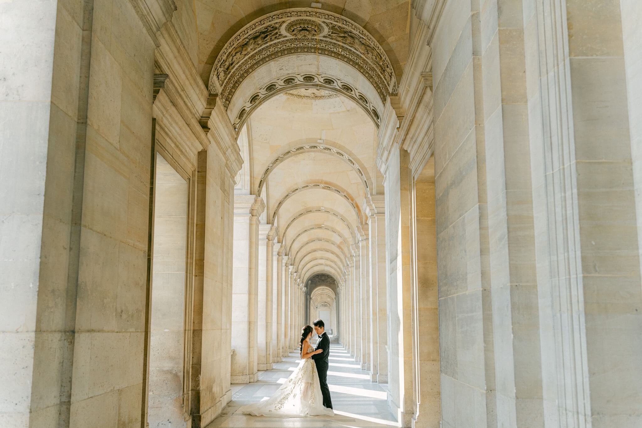 Bridal couple photo Louvre Paris