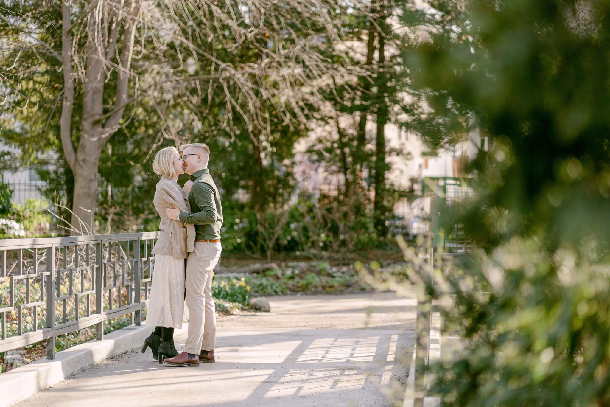 Paar küssend auf Brücke im Palmengarten Frankfurt am Main Verlobungsfoto
