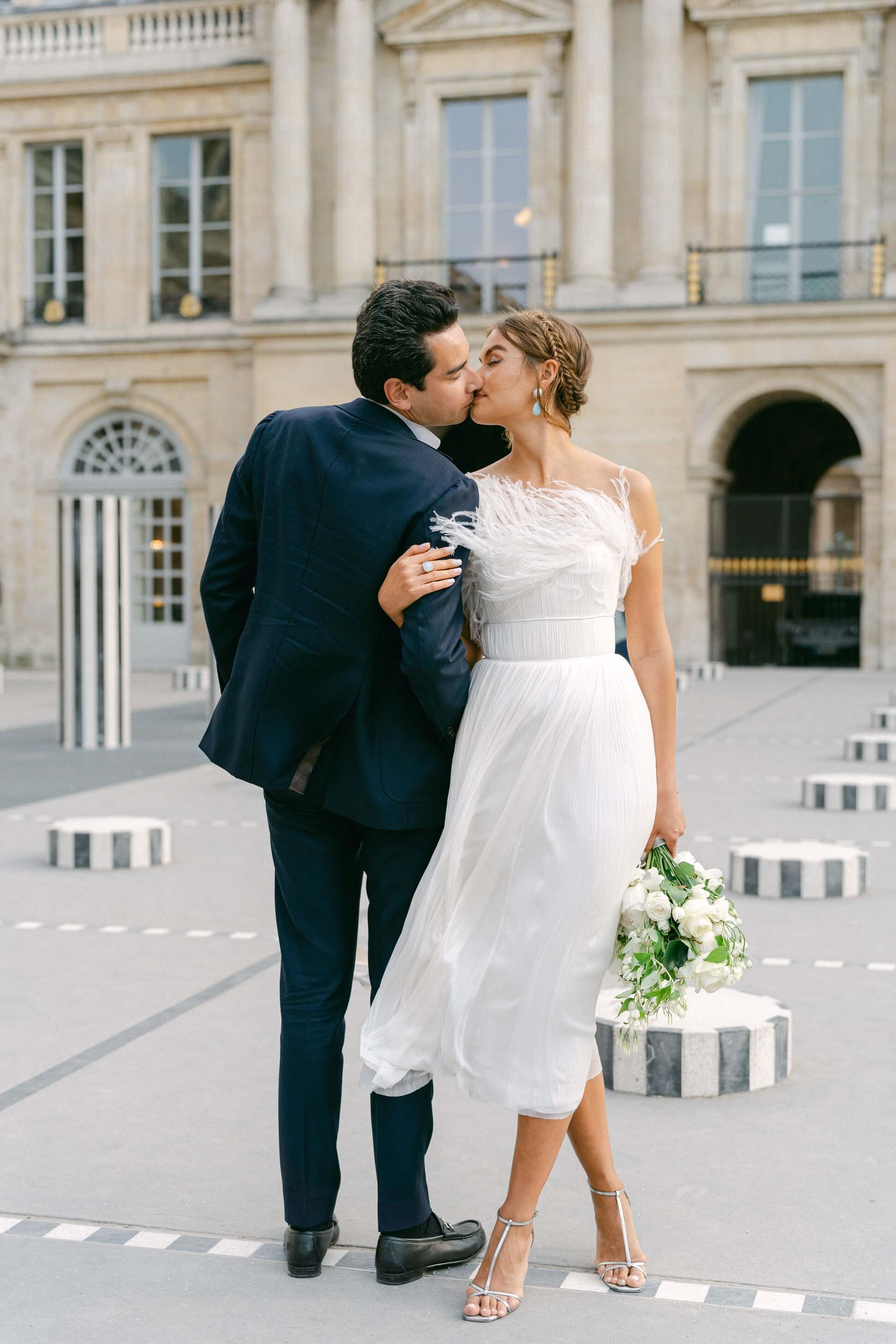 Bridal couple photo kissing Colonnes de Buren in Paris