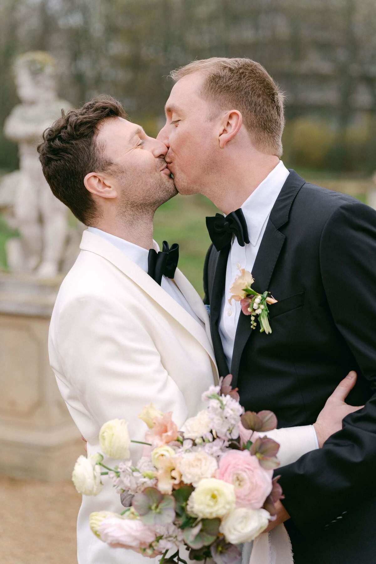 groom and groom kissing at wedding in Berlin