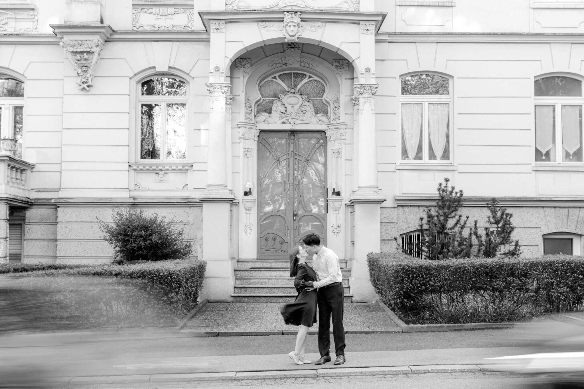 Couple photo kissing in Wiesbaden engagement photo