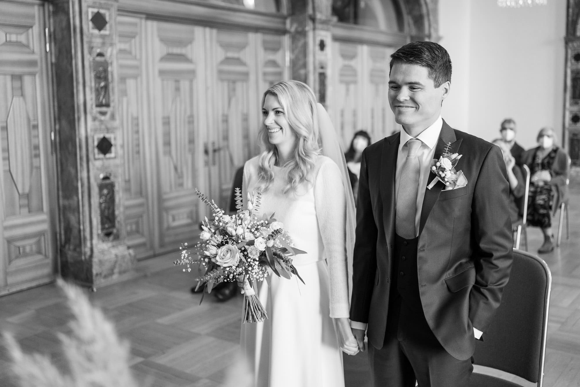 Standesamtliche Hochzeit im Kurhaus Wiesbaden schwarz weiß Foto Trauung