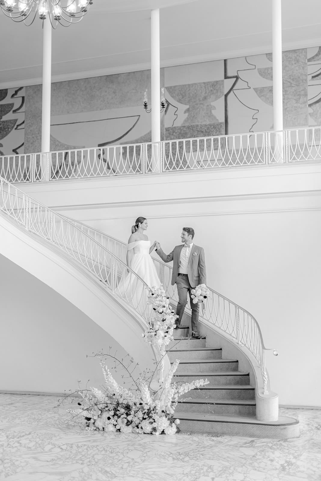 Heiraten im Hotel Dolce by Wyndham in Bad Nauheim bei Frankfurt Emporensaal Brautpaar schreitet Treppe hinunter