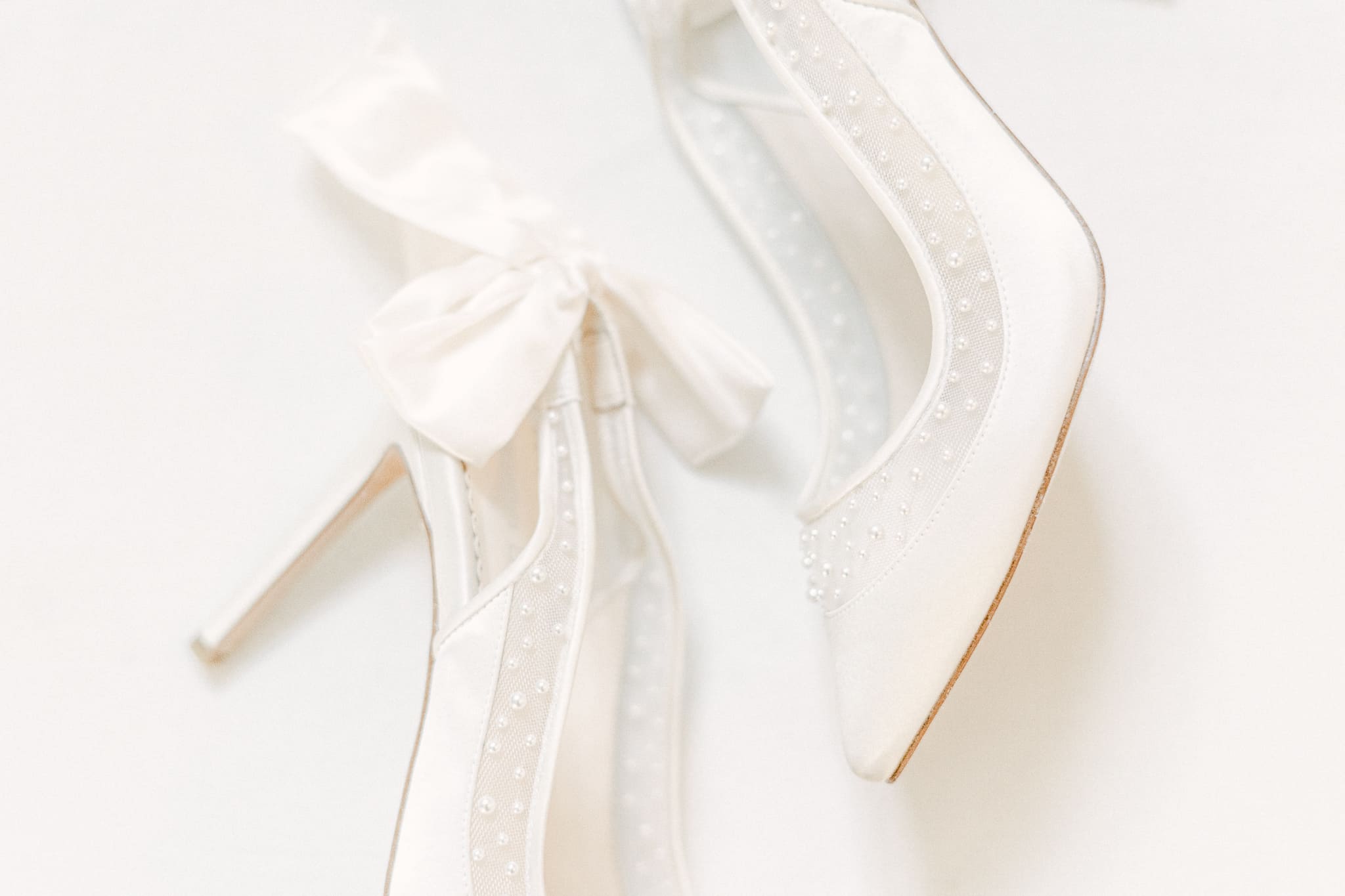 Bella Belle Schuhe Hochzeit mit Perlen und Schleifen in weiß