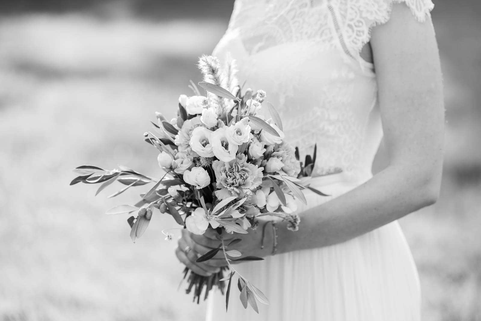 Detailfoto von Braut mit Brautstrauß in schwarz weiß